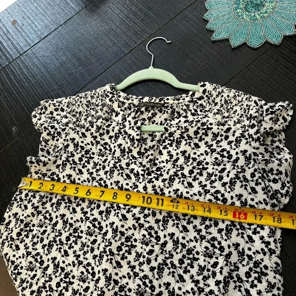 Adrianna Papell Smocked Shoulder Blouse in Floral pattern size M - Picture 7 of 9